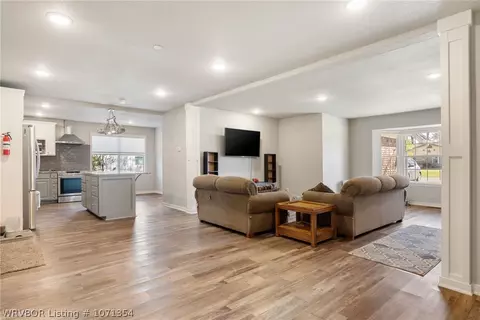 Living - 4224 Victoria Dr, Fort Smith, AR 72904 photo 7 of 7