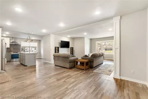 Living - 4224 Victoria Dr, Fort Smith, AR 72904 photo 4 of 7