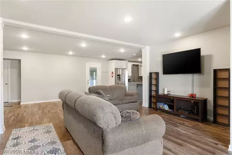 Living - 4224 Victoria Dr, Fort Smith, AR 72904 photo 3 of 7
