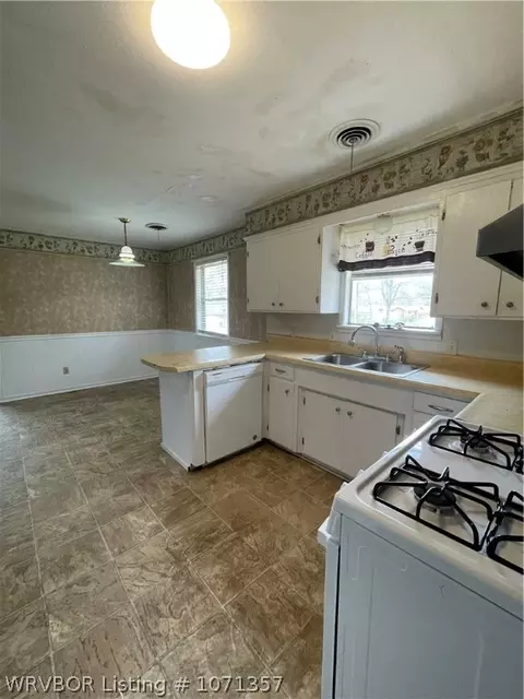 Kitchen - 3015 S Osage St, Fort Smith, AR 72901 photo 6 of 6