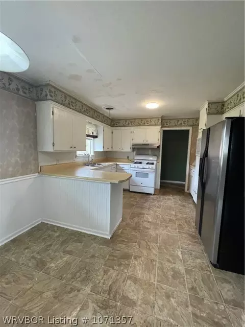 Kitchen - 3015 S Osage St, Fort Smith, AR 72901 photo 2 of 6