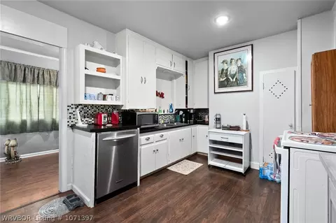 Kitchen - 1111 S 25th St, Fort Smith, AR 72901 photo 2 of 3