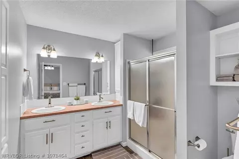 Bath - 6313 Remington Ct, Fort Smith, AR 72916 photo 1 of 2