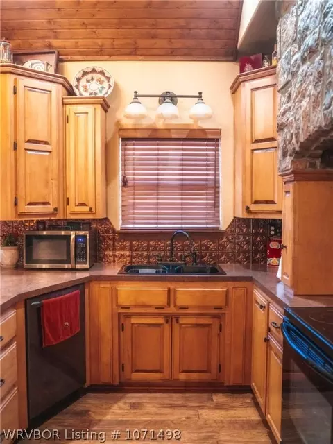 Kitchen - 471311 E 1135 Rd, Muldrow, OK 74948 photo 2 of 3