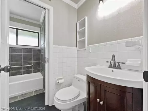 Bath - 1007 N 58th Ter, Fort Smith, AR 72904 photo 3 of 4