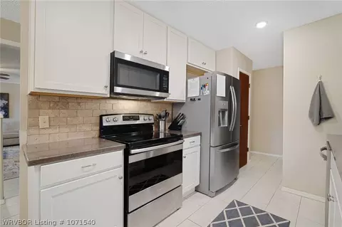 Kitchen - 5804 Fresno Ter, Fort Smith, AR 72903 photo 3 of 4