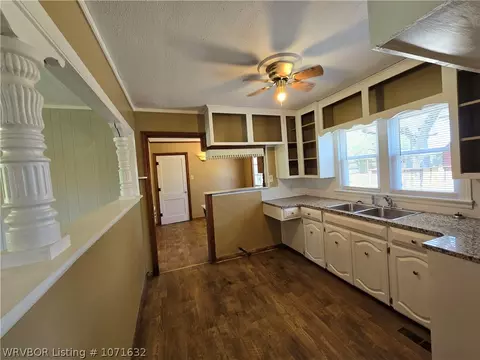 Kitchen - 1005 Vicksburg St, Fort Smith, AR 72901 photo 1 of 2