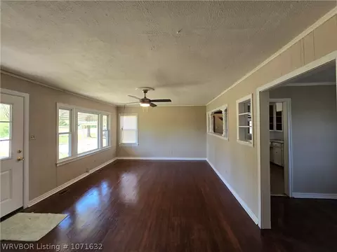 Living - 1005 Vicksburg St, Fort Smith, AR 72901 photo 1 of 1