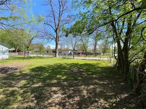 Exterior - 204 Choctaw St, Hackett, AR 72937 photo 4 of 14