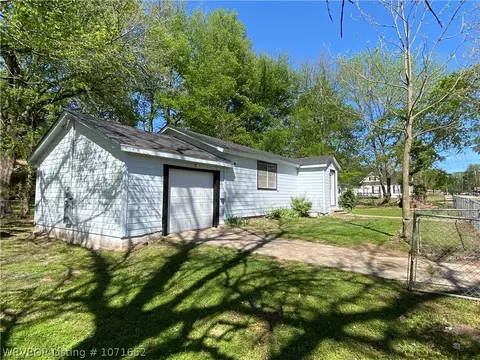 Exterior - 204 Choctaw St, Hackett, AR 72937 photo 3 of 14