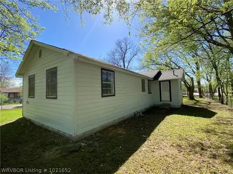 Exterior - 204 Choctaw St, Hackett, AR 72937 photo 9 of 14