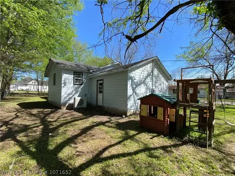Exterior - 204 Choctaw St, Hackett, AR 72937 photo 6 of 14