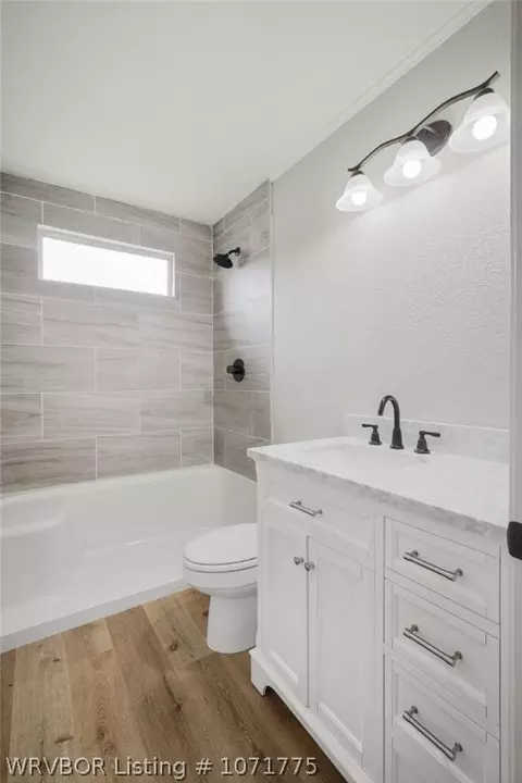 Bath - 3805 Ridgeway Dr, Fort Smith, AR 72904 photo 2 of 3