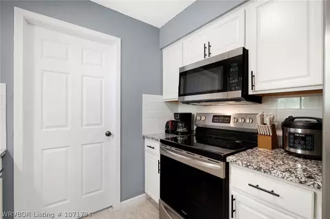 Kitchen - 1508 14th Cir, Barling, AR 72923 photo 2 of 4