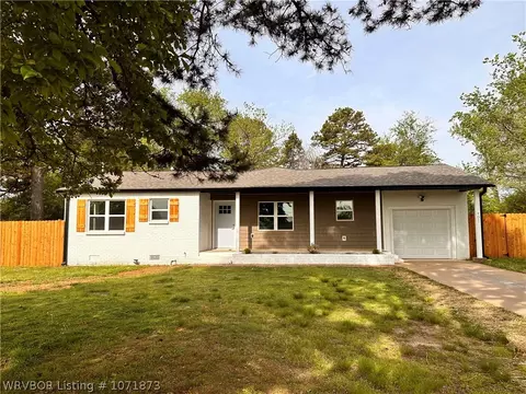 407 18th St, Ozark, AR 72949