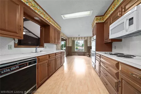 Kitchen - 7501 Westminster Pl, Fort Smith, AR 72903 photo 3 of 5