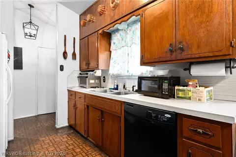 Kitchen - 216 Baylor Cir, Fort Smith, AR 72908 photo 2 of 4