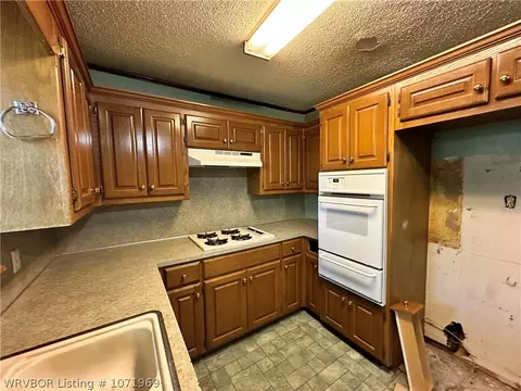 Kitchen - 4208 Urbana Dr, Fort Smith, AR 72904 photo 2 of 3