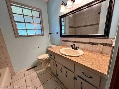 Bath - 4208 Urbana Dr, Fort Smith, AR 72904 photo 2 of 6