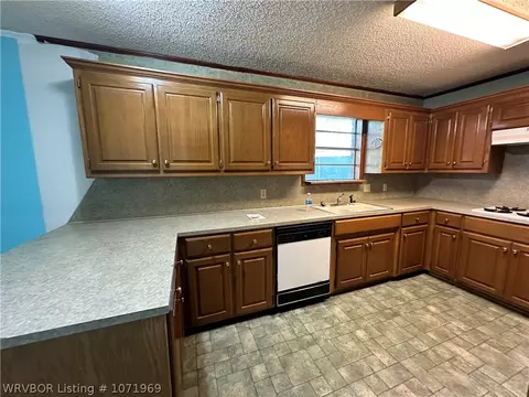 Kitchen - 4208 Urbana Dr, Fort Smith, AR 72904 photo 3 of 3