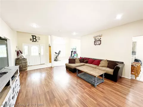 Living - 461764 E 1012 Rd, Sallisaw, OK 74955 photo 2 of 7