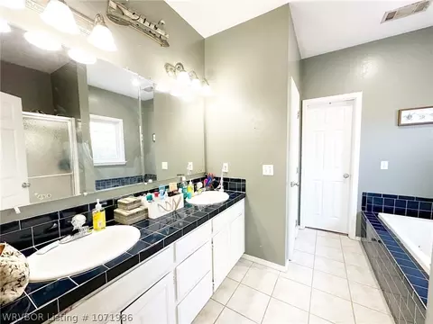 Bath - 461764 E 1012 Rd, Sallisaw, OK 74955 photo 3 of 4