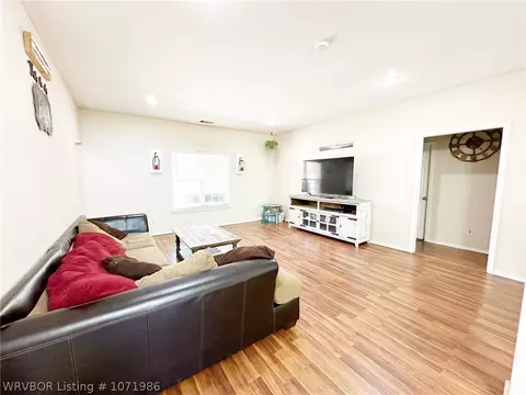 Living - 461764 E 1012 Rd, Sallisaw, OK 74955 photo 4 of 7
