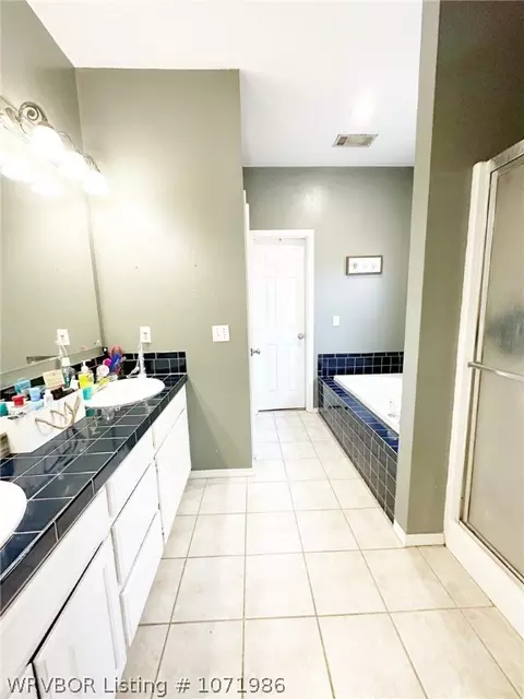 Bath - 461764 E 1012 Rd, Sallisaw, OK 74955 photo 2 of 4