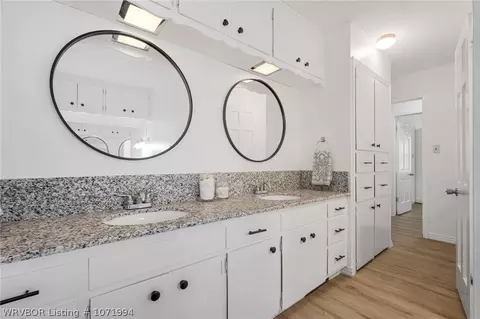Bath - 2224 Fairview Dr, Fort Smith, AR 72901 photo 3 of 4