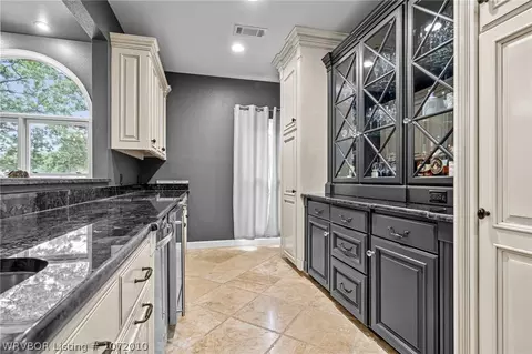 Kitchen - 2904 S Cliff Dr, Fort Smith, AR 72903 photo 8 of 8