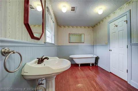 Bath - 805 Church St, Barling, AR 72923 photo 2 of 5