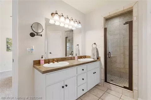 Bath - 1820 Fairbanks Dr, Barling, AR 72923 photo 2 of 4