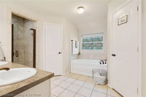 Bath - 1820 Fairbanks Dr, Barling, AR 72923 photo 1 of 4