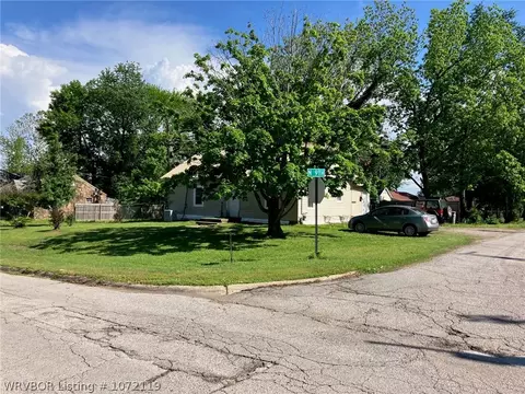 811 School St, Ozark, AR 72949