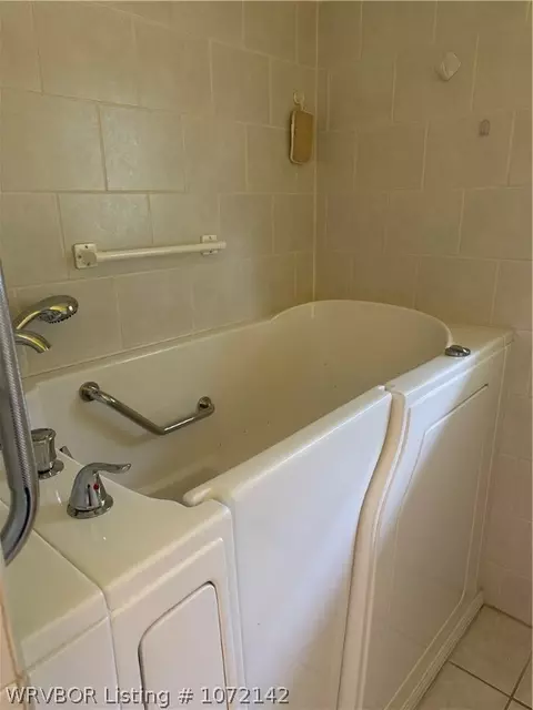 Bath - 6519 Meadow Cliff St, Fort Smith, AR 72903 photo 2 of 4