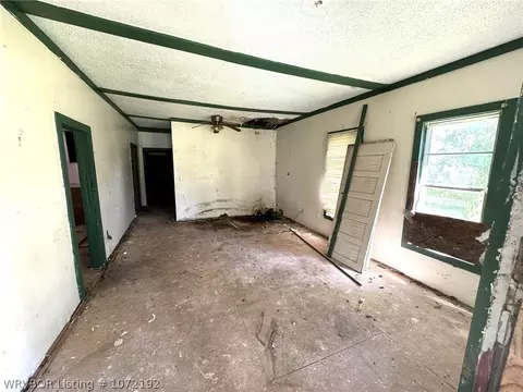 Living - 915 S 10th St, Fort Smith, AR 72901 photo 1 of 2