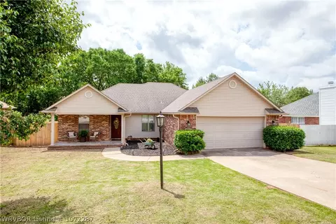 9804 E Pointe Dr, Fort Smith, AR 72903