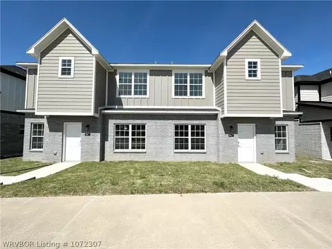 954 S Benchmark Ln, Fayetteville, AR 72704