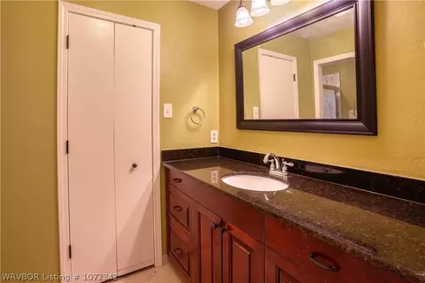 Bath - 7515 Oxford Pl, Fort Smith, AR 72903 photo 2 of 5