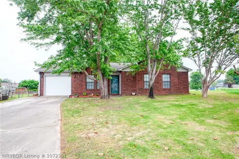 2215 Granite Cir, Van Buren, AR 72956