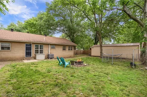 Exterior - 402 E Ida Ave, Sallisaw, OK 74955 photo 4 of 10