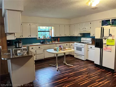 Kitchen - 24010 Highway 45, Hackett, AR 72937 photo 1 of 2