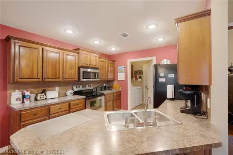Kitchen - 2011 Sitka Ln, Barling, AR 72923 photo 3 of 4