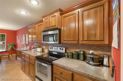 Kitchen - 2011 Sitka Ln, Barling, AR 72923 photo 2 of 4