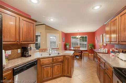 Kitchen - 2011 Sitka Ln, Barling, AR 72923 photo 4 of 4