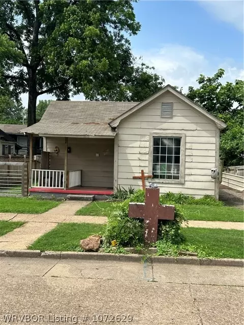 616 S 6th St, Van Buren, AR 72956