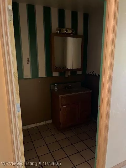 Bath - 465614 E 1095, Gans, OK 74936 photo 3 of 3
