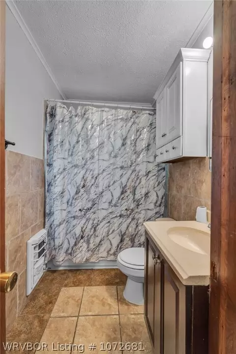 Bath - 3806 Ridgeway Dr, Fort Smith, AR 72904 photo 1 of 2