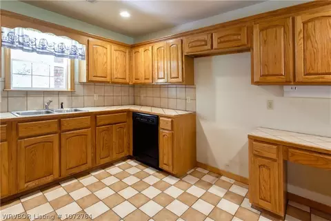 Kitchen - 12601 Parnell Ln, Fort Smith, AR 72916 photo 3 of 4