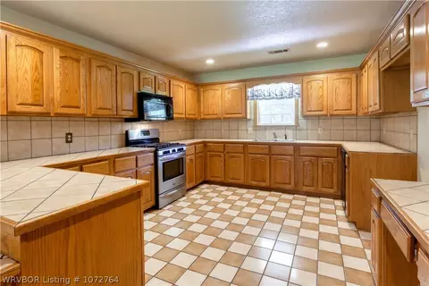 Kitchen - 12601 Parnell Ln, Fort Smith, AR 72916 photo 2 of 4